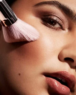 Cheek-Hugging Bronzer Brush 190