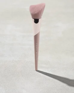 Cheek-Hugging Bronzer Brush 190
