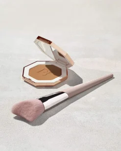 Cheek-Hugging Bronzer Brush 190