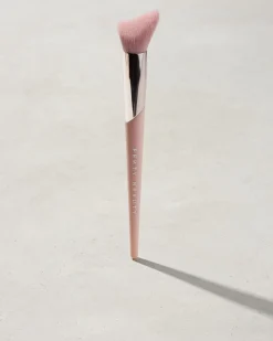 Cheek-Hugging Highlight Brush 120
