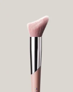 Cheek-Hugging Highlight Brush 120